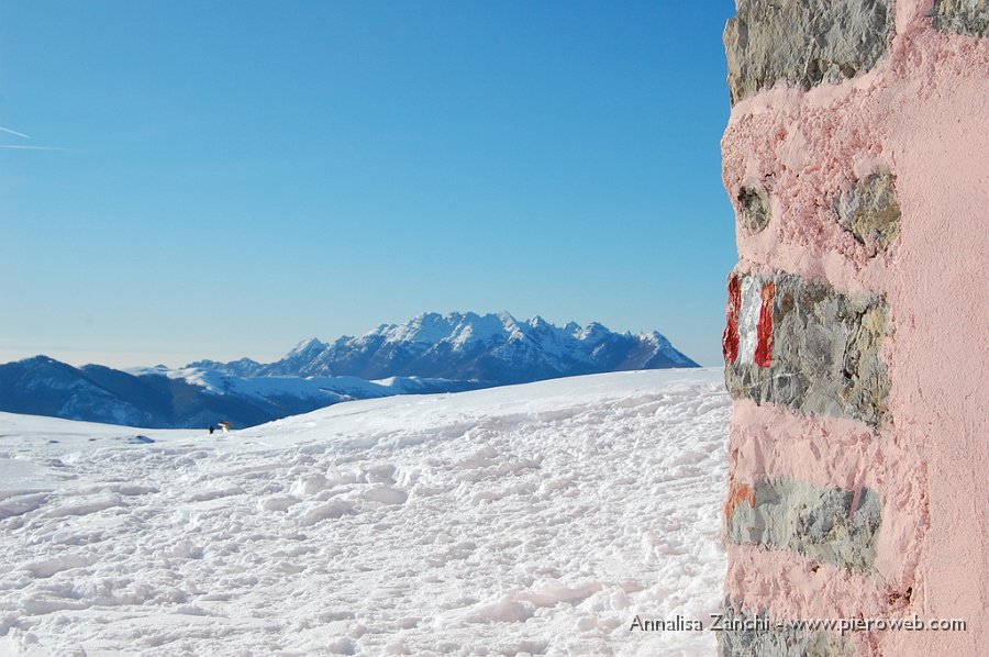 16 Spigolo del rifugio e splendido scorcio.JPG